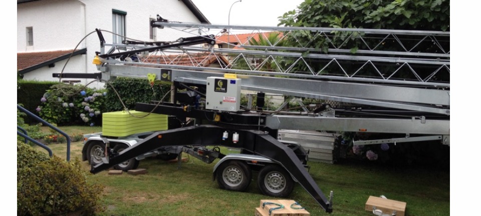 grue sur une remorque